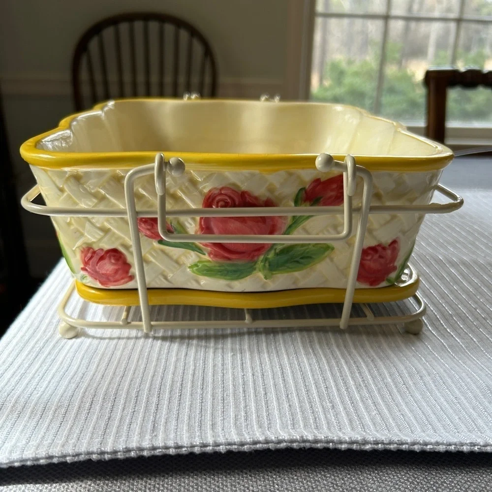 2.5 QT Old World Rose Presentable Serviceware RARE All YELLOW Rare